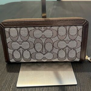 NWT Coach Signature Jacquard According Zip Wallet in Oak Maple